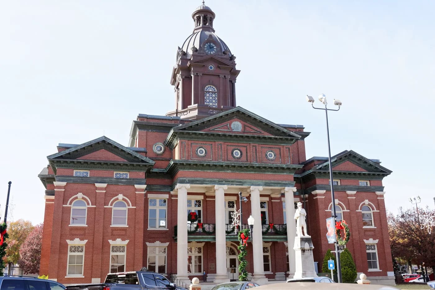 LuxShuttle private chauffeur service to Newnan court square restaurants — dining near Newnan-Coweta Airport CCO