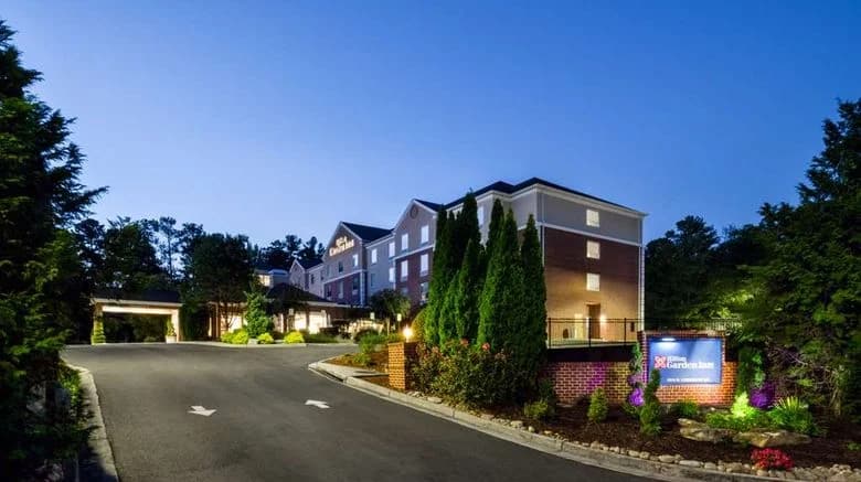 LuxShuttle private transfer to Hilton Garden Inn Restaurant & Bar near FFC Airport