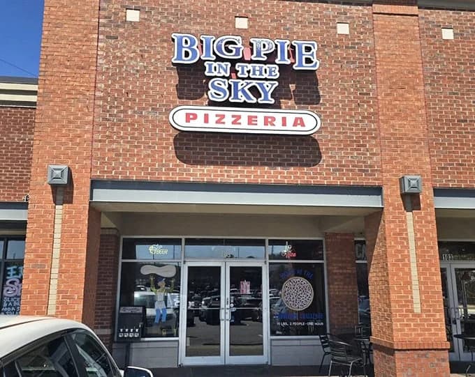 LuxShuttle private transfer to Big Pie in the Sky Pizzeria — New York-style pizza and the 30-inch challenge in Kennesaw near RYY