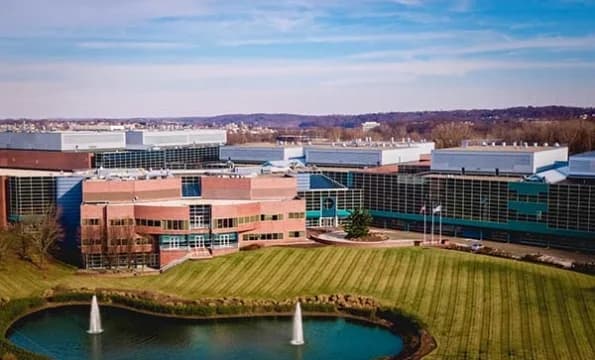 LuxShuttle executive transfer to Town Center Business District near McCollum Field RYY