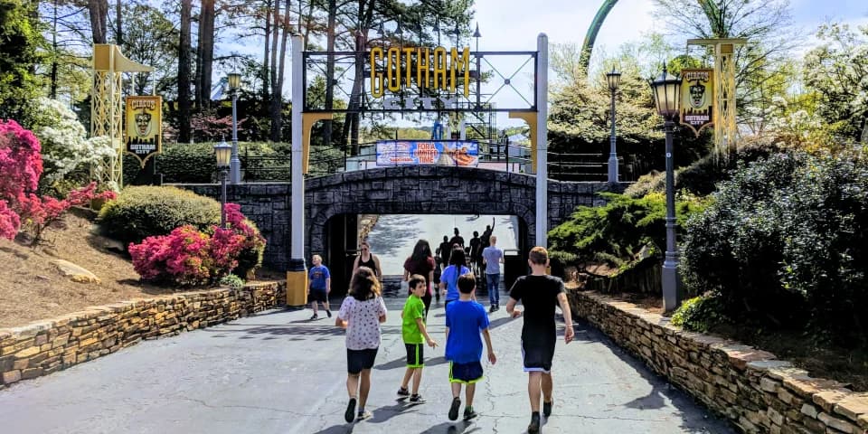 LuxShuttle private transfer to Six Flags Over Georgia theme park near RYY Airport