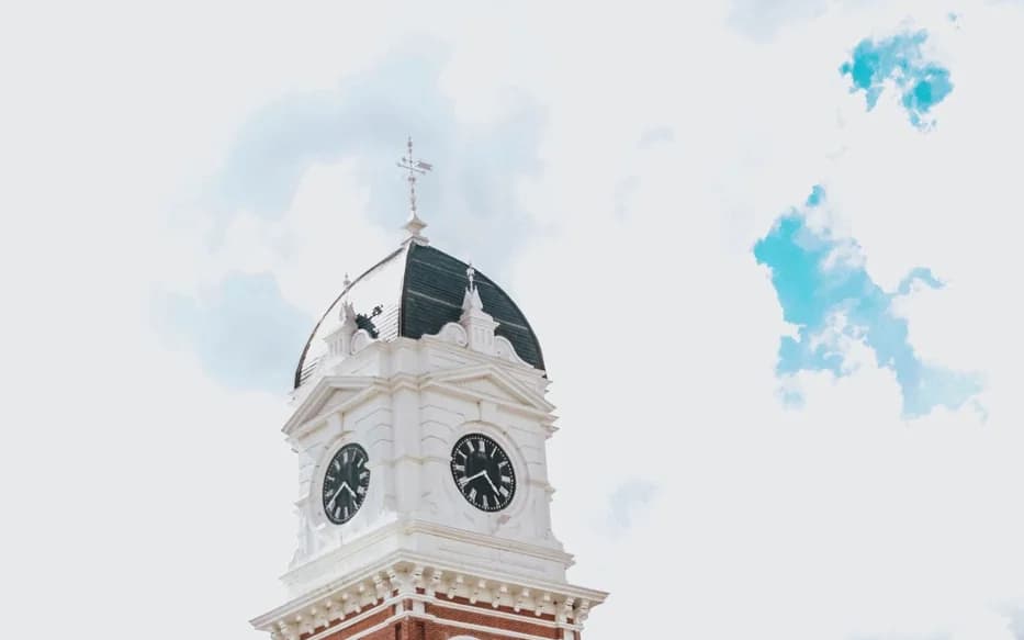 LuxShuttle private shuttle to Covington Historic Square — Newton County courthouse and antebellum architecture
