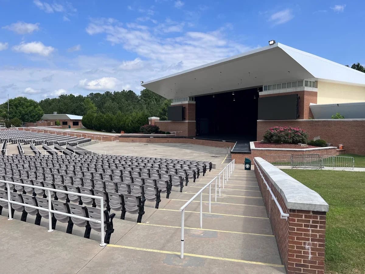 LuxShuttle luxury transfer to Wolf Creek Amphitheater near FTY Airport