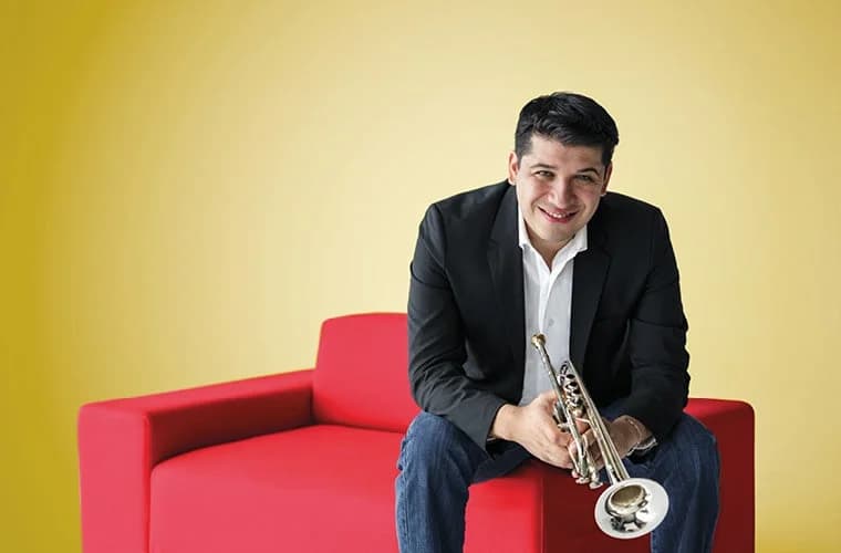 Flores Performs Márquez