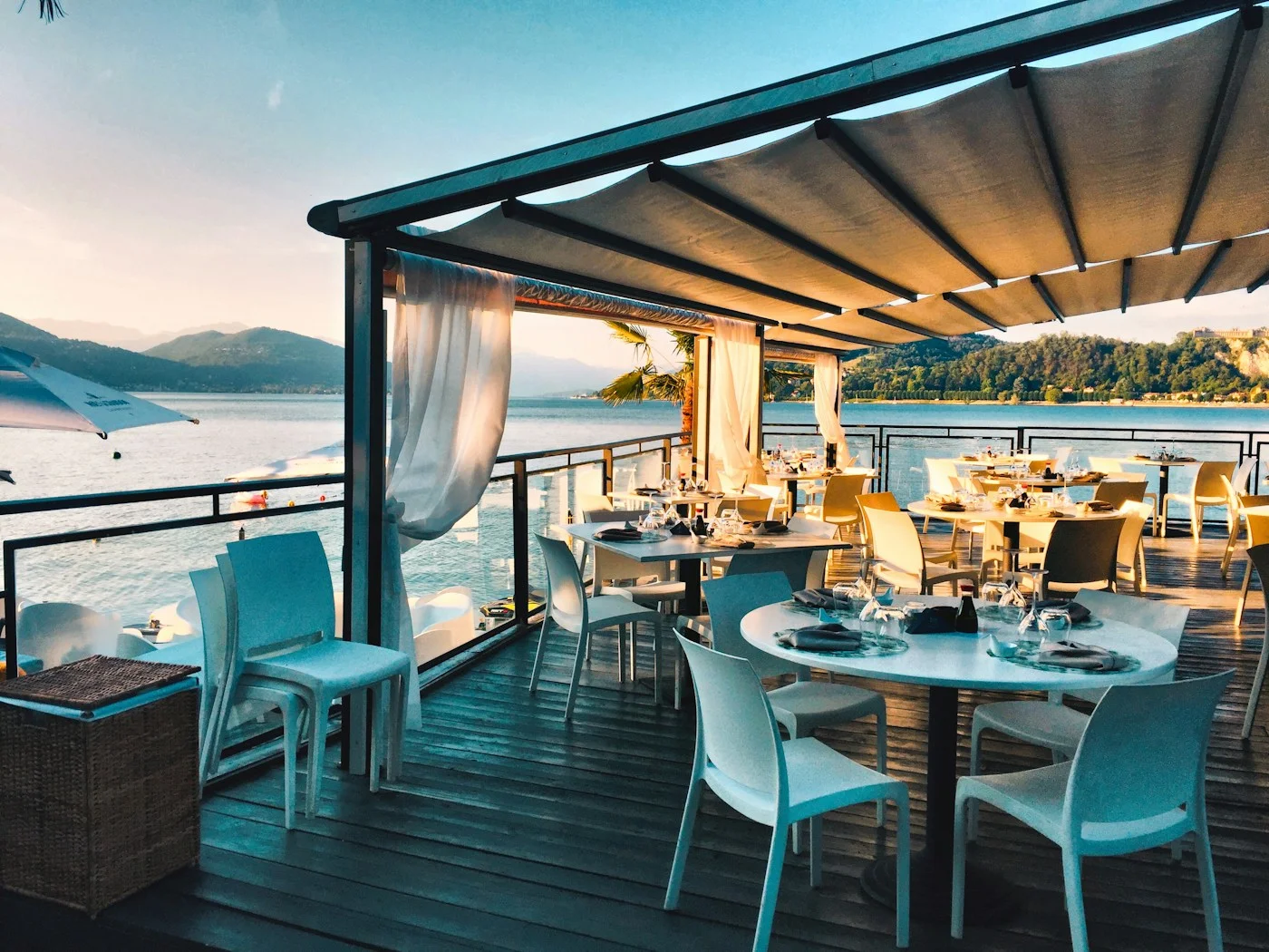 LuxShuttle private transfer to Lake Lanier waterfront dining — scenic restaurant near GVL airport