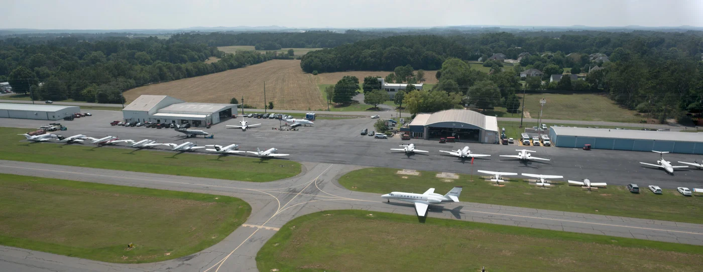 Cartersville Airport VPC ramp lined with aircraft and hangars