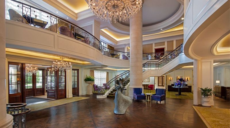 The St. Regis Atlanta porte-cochère and arrival driveway